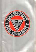 [Képes árujegyzék] Composite Catalog of Oil Field and Pipe Line Equipment. Fifth Annual Edition (1934). Houston, 1934. Gulf Publishing Company. 666 p. + 1 melléklet (megrendelőlap). Az Oil Weekly (Heti Olajszemle) címen futó amerikai olajipari szakperiodika marketing célzatú évkönyve 1930-ban indult. Ötödik évébe lépő, 1934. évi évkönyvünk az amerikai olajipari gépgyártó trösztök és vállalatok szemléje, az alfabetikus sorrendben felvonuló vállalatok felvételekkel, ábrákkal, műszaki rajzokkal gazdagon illusztrált oldalakon méltatják portékáikat. A képes katalógusban fúrófejek, fúrótornyok, nehézgépek, szivattyúk, mérőórák, gépészeti alkatrészek egész arzenáljában dúskálhatunk, a lelkes méltatás mellett a legtöbb árucikkről fénykép is készült. A képanyagban időről időre gyárcsarnokok, munkás életképek is felbukkannak. Oldalszámozáson belül 19, színes határoló lappal. Aranyozott, dombornyomásos, enyhén sérült, enyhén kopott kiadói egészvászon kötésben. Jó példány.