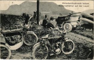 Motorkerékpárosok lesben, köztük Wanderer motorbicikli és kerékpár / Motorradfahrer auf der Lauer mit Wanderer Motorrad und Fahrrad / WWI Austro-Hungarian K.u.K. military, motorcycle and automobile (motorized) division with Wanderer motorcycle and bicycle (EK