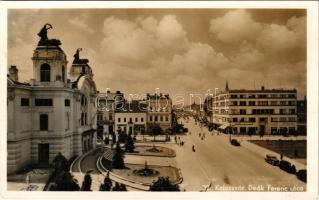 1945 Kolozsvár, Cluj; Deák Ferenc utca, Színház, Színházi sörcsarnok, cukrászda, Dr. Halász Pál gyógyszertára, Báthory Ákos, Dombi József üzlete, automobilok / street view, theatre, beer hall, confectionery, pharmacy, shops, automobiles