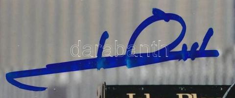 Mario Andretti aláírása Mario Andretti egy amerikai autóversenyző-legenda, aki a Formula-1 világbajnoki címét (1978), az Indianapolis 500-at (1969) és a Daytona 500-at (1967) is megnyerte, ezzel örökre beírva nevét a motorsport történetébe. Pályafutása során több mint 100 győzelmet aratott különböző versenysorozatokban, és mindmáig a versenyzés egyik legnagyobb ikonja.