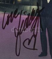 Anni-Frid Lyngstad aláírása, teljes nevén Anni-Frid Synni Lyngstad, egy svéd-norvég énekesnő, aki az ABBA együttes egyik ikonikus tagjaként vált világszerte ismertté. Lyngstad 1945. november 15-én született Norvégiában, de gyermekkorától kezdve Svédországban nevelkedett. Már fiatalon felfedezték tehetségét, és hamarosan a skandináv zenei élet egyik meghatározó alakjává vált. Az ABBA tagjaként olyan legendás slágereket adott elő, mint:   Waterloo (1974) - Eurovíziós Dalfesztivál győztes dala  Dancing Queen (1976) - Az ABBA egyik legismertebb dala  Fernando (1976) - Világsiker  Knowing Me, Knowing You (1977) - Toplistás sláger  The Winner Takes It All (1980) - Érzelmes ballada  Az ABBA feloszlása után Lyngstad sikeres szólókarriert épített, és olyan albumokat adott ki, mint:    Something?s Going On (1982) - Phil Collins produceri munkájával  Shine (1984) - Pop-rock stílusban  Djupa andetag (1996) - Svéd nyelvű album  Lyngstad nemcsak a zenei világban, hanem a társadalmi szerepvállalásban is aktív maradt. A Svéd Királyi Vasa-rend parancsnoki fokozatával tüntették ki, és hosszú éveken át részt vett környezetvédelmi és jótékonysági projektekben.