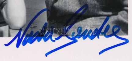 Nadia Sanders - A klasszikus szépség és az európai filmek titokzatos csillaga aláírása Nadia Sanders az 1960-as évek európai filmvilágának egyik ikonikus alakja volt - amerikai származású színésznőként Itáliában vált ismertté, ahol lenyűgöző megjelenésével és eleganciájával meghódította a peplum és kalandfilmek rajongóit. Az aláírt fényképe nem csupán egy gyűjtői darab - ez egy időutazás a klasszikus mozi világába, ahol a szépség, a misztikum és a filmvászon varázsa találkozik. Hollywoodból Európába - Miami szülötteként kezdte pályáját, majd Miss Florida címet követően modellként és színésznőként tűnt fel a filmvásznon.   Peplum királynője - Olyan filmekben szerepelt, mint A Tesszália óriásai és Ursus bosszúja, ahol mitikus hősnőként és csábító királynőként emlékezetes alakításokat nyújtott.  Totó oldalán - Több olasz vígjátékban is feltűnt, köztük három Totó-filmben, ahol komikus és drámai oldalát is megmutatta. Fellini univerzumában - Egy kisebb szerepben feltűnt Federico Fellini legendás filmjében, a 8?-ben, amely a világ filmművészetének egyik mérföldköve. Televíziós karrier - Az 1960-as években amerikai sorozatokban is szerepelt, például a The Dick Van Dyke Show-ban, mielőtt visszavonult a reflektorfénytől. Titokzatos visszavonulás - 1971-ben egy üzletemberhez ment feleségül, és végleg hátat fordított a nyilvánosságnak - ezzel még misztikusabbá téve örökségét.