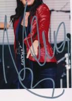 Nena (polgári nevén Gabriele Susanne Kerner) német énekesnő, aki a 99 Luftballons (1983) című dalával vált világhírűvé. Ez a hidegháború ellen tiltakozó sláger meghódította a nemzetközi toplistákat, és máig az egyik legismertebb német popdal. Karrierje során számos albumot adott ki, és a 2000-es években újra reflektorfénybe került, amikor Kim Wilde-dal közösen előadta az Anyplace, Anywhere, Anytime című dalt.