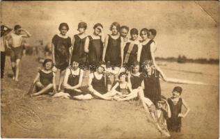 Makó, fürdőzők csoportképe. Bucskó Gyula. photo (EB)
