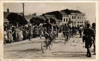 1938 Ipolyság, Sahy; bevonulás, kerékpáros katonák / entry of the Hungarian troops, soldiers on bicycles (fl)