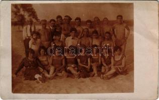 Ismeretlen település, fürdőzők. photo (EB)