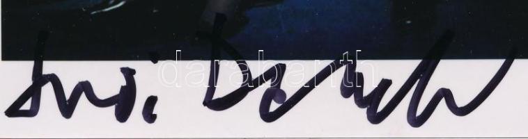 Judi Dench, teljes nevén Judith Olivia Dench, egy Oscar-, Golden Globe- és Tony-díjas brit színésznő aláírása, aki a színpadon, televízióban és filmvásznon egyaránt lenyűgöző karriert épített. Dench a Royal Shakespeare Company egyik meghatározó alakja volt, majd világszerte ismertté vált olyan ikonikus filmekben, mint:   Szerelmes Shakespeare (1998) - Oscar-díjat nyert Erzsébet királynő szerepéért  Philomena (2013) - Oscar-jelölés a legjobb női főszereplőként  Skyfall (2012) - M szerepében a James Bond-filmekben  Viktória királynő és Abdul (2017) - Viktória királynőként  Gyilkosság az Orient expresszen (2017) -? Dragomiroff hercegnőként  Dench több Laurence Olivier-díjat, BAFTA-díjat és Emmy-díjat nyert, valamint elnyerte a Brit Birodalom Érdemrendjének hölgye (Dame) címet, amelyet II. Erzsébet királynő adományozott neki.