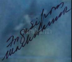 Mark Harmon amerikai színész aláírása, aki leginkább a NCIS - Tengerészeti helyszínelők című sorozat főszereplőjeként ismert, ahol Leroy Jethro Gibbs különleges ügynököt alakítja. Korábban olyan filmekben és sorozatokban szerepelt, mint a Chicago Hope (1996-2000), ahol Dr. Jack McNeil karakterét játszotta, valamint a Bűntény a támaszponton (1988), amelyben Sean Connery oldalán tűnt fel.