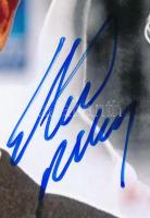 Stefan Edberg egy korábbi világelső svéd teniszező aláírása, aki a serve-and-volley játékstílus egyik legnagyobb mestere volt. Pályafutása során 6 egyéni és 3 páros Grand Slam-címet szerzett, köztük két Australian Open (1985, 1987), két Wimbledon (1988, 1990) és két US Open (1991, 1992) győzelmet. Az 1989-es Roland Garroson döntőt játszott, és az 1988-as szöuli olimpián egyesben és párosban is bronzérmet szerzett. Edberg a svéd válogatottal négy alkalommal nyerte meg a Davis-kupát (1984, 1985, 1987, 1994), és 2004-ben bekerült a Teniszhírességek Csarnokába. Visszavonulása után edzőként dolgozott, többek között Roger Federer mellett 2014 és 2015 között.