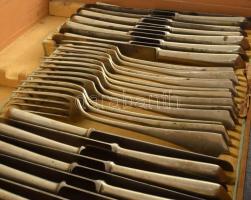 Berndorf 12 személyes, 87 részes régi alpakka evőeszköz készlet, kissé sérült fa tartódobozában 35x4...