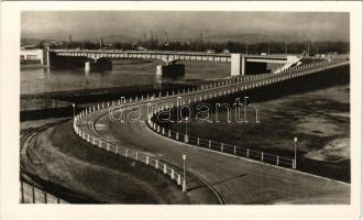 Budapest, Sztálin híd (Árpád híd), villamos. Képzőművészeti Alap Kiadóvállalat