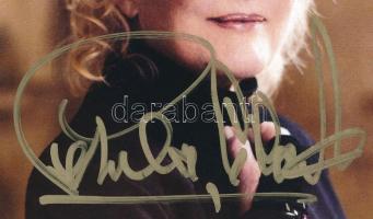 Petula Clark, teljes nevén Petula Sally Olwen Clark, egy kétszeres Grammy-díjas brit énekesnő és színésznő aláírása, aki több mint hét évtizedes karrierje során világszerte ismertté vált. Clark már gyermekkorában elkezdett énekelni, és hamarosan a BBC rádió egyik legfiatalabb sztárja lett. Az 1960-as években vált igazán híressé, amikor olyan slágerekkel hódította meg a világot, mint:   Downtown (1964) - Grammy-díjat nyert  I Know a Place (1965) - Toplistás siker  My Love (1965) - No. 1 az amerikai listákon  This Is My Song (1967) - Charlie Chaplin szerzeménye  Don't Sleep in the Subway (1967) - Világsiker  Clark nemcsak az énekesi pályán, hanem a filmvásznon is maradandót alkotott. Szerepelt olyan filmekben, mint:    Finian's Rainbow (1968) - Fred Astaire oldalán  Goodbye, Mr. Chips (1969) - Peter O'Toole mellett  Clark több Brit Birodalom Rendje kitüntetést kapott, és a Francia Köztársaság Művészeti és Irodalmi Rendjének parancsnoka címmel is elismerték.