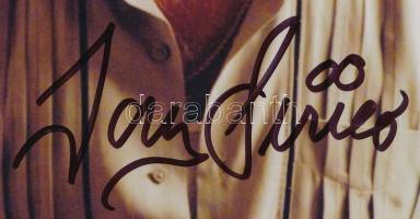 Tony Sirico - A gengszterek királya aláírása Tony Sirico neve egyet jelent a klasszikus maffiafigurával - karizmatikus, kemény, mégis szerethető karaktereivel örökre beírta magát a televíziózás történetébe. Brooklyn utcáiról indult, valódi múltja és színészi tehetsége különleges hitelességet adott minden szerepének. Az aláírt fényképe nem csupán egy rajongói ereklye - ez egy ikonikus karakter megtestesülése, egy korszak emléke, amely a gengszterfilmek aranykorát idézi.  Paulie Walnuts örök megformálója - A Maffiózók (The Sopranos) című sorozatban nyújtott alakítása legendássá tette, Emmy-jelölést hozott, és a karaktere a popkultúra részévé vált.  Valódi háttér, valódi hitelesség - Fiatalkorában többször összetűzésbe került a törvénnyel, majd a börtönben egy színészcsoport látogatása indította el színészi pályáját.  Hollywood keményfiúja - Szerepelt olyan klasszikusokban, mint a Nagymenők (Goodfellas), Mighty Aphrodite vagy több Woody Allen-film ? mindig a kemény, olasz-amerikai karakterek specialistájaként. Hangját is imádták - A Tündéri keresztszülők (The Fairly OddParents) animációs sorozatban is szerepelt, ahol sajátos stílusát rajzfilmfigurákon keresztül is megmutatta. Egy élet, egy legenda - 2022-ben, 79 évesen hunyt el, de öröksége tovább él minden rajongóban, aki valaha hallotta Paulie Walnuts szarkasztikus megjegyzéseit vagy látta a legendás frizuráját.