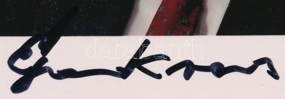 Egon Krenz - Az NDK utolsó vezetője aláírása Egon Krenz neve összeforrt a keletnémet történelem utolsó fejezetével. 1989-ben, a politikai átalakulások közepette ő vette át az NDK irányítását, és ezzel a berlini fal leomlásának idején az ország első számú vezetője lett. Az aláírt fényképe nem csupán egy relikvia ? ez egy korszak lenyomata, amely a hidegháború utolsó pillanatait idézi. Az NDK utolsó államfője - Rövid, de sorsfordító időszakban vezette az országot, amikor a történelem új irányt vett. A "Wende" kifejezés megalkotója - A politikai fordulatot jelölő szó az ő szavaiból vált szimbólummá. A berlini fal árnyékában - Vezetése alatt omlott le a fal, amely egy egész korszak végét jelentette. Történelmi szereplő - A rendszerváltás után bíróság elé állították, majd éveket töltött börtönben - ez is része annak a komplex örökségnek, amelyet maga mögött hagyott. Egy korszak tanúja - Az aláírása egy olyan emberé, aki ott volt, amikor Európa újra rajzolta saját térképét.