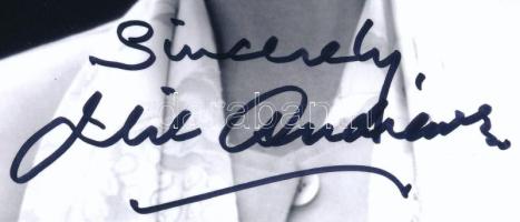 Julie Andrews (1935-) Oscar-, háromszoros Golden Globe-, háromszoros Primetime Emmy-, valamint BAFTA-díjas angol színésznő aláírása az őt ábrázoló képen