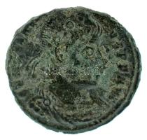 Római Birodalom 330-340 / II. Constantius / Siscia / AE4 bronz (1,88g) T:VF Roman Empire 330-340 / Constantius II / Siscia / AE4 bronze "CONSTAN[TI]-VS PF AVG / VICTO[RIAE DD AVGG] Q [NN] - delta SIS" two Victories facing each other, each holding wreath and palm branch; between them: a palm branch upright. (1,88g) C:VF RIC VIII 194