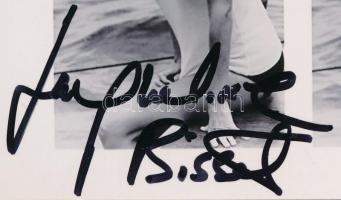 Jacqueline Bisset brit színésznő, aki eleganciájával és tehetségével vált világszerte ismertté. Karrierje során olyan ikonikus filmekben szerepelt, mint a Bullitt (1968), ahol Steve McQueen partnere volt, valamint A káprázatos (Le Magnifique, 1973), amelyben Jean-Paul Belmondóval játszott együtt. Emellett emlékezetes alakítást nyújtott A mélység (The Deep, 1977) című filmben, ahol egy ikonikus jelenetben átlátszó, vizes pólóban emelkedik ki a tengerből, ezzel teremtve divatot.