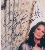 Jaclyn Smith amerikai színésznő és üzletasszony aláírása, aki a Charlie angyalai című televíziós sorozatban Kelly Garrett szerepével vált világszerte ismertté. Ő volt az egyetlen eredeti főszereplő, aki végig szerepelt a sorozatban, és alakítása ikonikus maradt a televízió történetében. Smith később számos televíziós filmben és minisorozatban szerepelt, valamint sikeres üzleti karriert épített saját ruházati és szépségápolási márkáival.