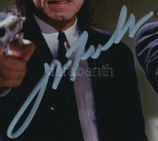 John Travolta - Egy hollywoodi legenda aláírása John Travolta az egyik legismertebb amerikai színész, aki a 70-es években vált ikonná, majd a 90-es években újra meghódította Hollywoodot. Karizmatikus jelenléte, tánctudása és sokoldalú alakításai révén generációk kedvencévé vált. Az aláírt fényképe nem csupán egy emléktárgy, hanem egy darabka filmtörténelem, amely tiszteleg az ő rendkívüli karrierje előtt. A diszkó királya - A Szombat esti láz (1977) című filmben nyújtott alakítása nemcsak világhírűvé tette, hanem a diszkókorszak egyik meghatározó arcává is vált. Grease és a kultusz - A Pomádé (1978) című musicalben Danny Zuko szerepében énekelt és táncolt, ezzel egy generáció kedvencévé vált. Ponyvaregény, visszatérése - Quentin Tarantino Ponyvaregény (1994) című filmje újra a reflektorfénybe állította, és Oscar-jelölést hozott számára. A repülés szerelmese - Travolta szenvedélyes pilóta, több saját repülőgéppel rendelkezik, köztük egy Boeing 707-essel. Ikonikus táncjelenet - A Ponyvaregény híres táncjelenete Uma Thurmannel az egyik legikonikusabb filmes pillanat lett.