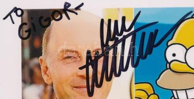 Dan Castellaneta, teljes nevén Daniel Louis Castellaneta, négyszeres Primetime Emmy-díjas amerikai színész, szinkronszínész és humorista aláírása, aki Homer Simpson eredeti hangjaként vált világszerte ismertté A Simpson család című animációs sorozatban. Pályafutása során számos más karaktert is megszólaltatott, köztük Grampa Simpson, Krusty, a bohóc, Groundskeeper Willie, Mayor Quimby, Sideshow Mel, Barney Gumble és Kodos hangját is ő adja. Emellett olyan népszerű animációs sorozatokban szerepelt, mint a Futurama, Aladdin, Darkwing Duck és Hey Arnold!.