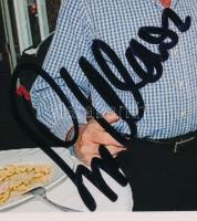 Sepp Maier aláírása Sepp Maier a német futball egyik legnagyobb kapusa, aki egész karrierjét a Bayern München csapatánál töltötte. Négyszeres német bajnokként, háromszoros BEK-győztesként és világbajnokként írta be nevét a sporttörténelembe, miután az 1974-es tornán a nyugatnémet válogatott tagjaként diadalmaskodott. Háromszor választották az Év játékosának Németországban, ami kiemelkedő teljesítményére utal.