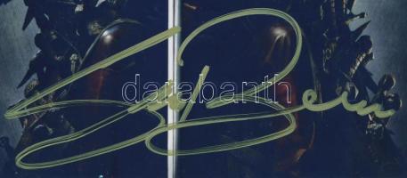 Sean Bean brit színész aláírása, aki karizmatikus alakításaival vált világszerte ismertté. Legikonikusabb szerepei közé tartozik Boromir karaktere A Gyűrűk Ura: A gyűrű szövetsége (2001) című filmben, valamint Eddard Stark a Trónok harca (2011) sorozatban. Emellett emlékezetes alakítást nyújtott a Férfias játékok (1992) című thrillerben, ahol Harrison Ford ellenfelét, egy IRA terroristát alakította, valamint a Ronin (1998) című akciófilmben, ahol Robert De Niro oldalán játszott.