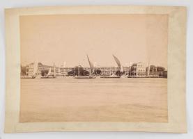 cca 1890-1900 Jean Pascal Sébah (1872-1947): "Kasr el-Nil laktanya, Kairó", nagyméretű fotó kartonon, jelzett a fotón, feliratozva, foltos, 21x27 cm/ cca 1890-1900 Jean Pascal Sébah (1872-1947): "Qasr al-Nil / Kasrel-Nil Palace Barracks", large-size photo on board, spotty, 21x27 cm