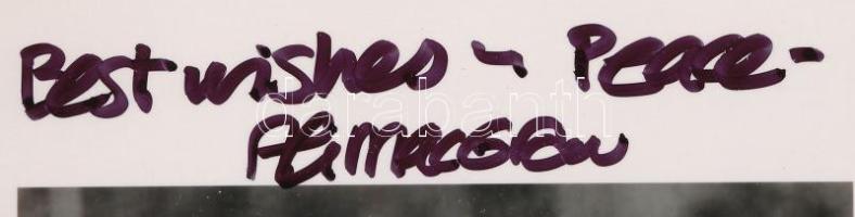 Ali MacGraw amerikai színésznő aláírsa, aki a Love Story (1970) című film főszerepével vált világszerte ismertté. Alakításáért Oscar-díjra jelölték, és elnyerte a Golden Globe-díjat. Ezt követően olyan ikonikus filmekben szerepelt, mint A szökés (1972), ahol Steve McQueen partnere volt, valamint a Konvoj (1978), amelyben Kris Kristofferson oldalán játszott.