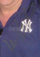 Vincent Pastore - A Maffiózók sztárjának aláírása Vincent Pastore amerikai színész, aki a Maffiózók (The Sopranos) című sorozatban Salvatore "Big Pussy" Bonpensiero szerepében vált ismertté. Karaktere a maffia belső világának egyik legtragikusabb figurája, akinek sorsa a sorozat egyik legmegrázóbb fordulata. Az aláírt fényképe nem csupán egy televíziós relikvia, hanem egy darabja annak a korszaknak, amikor a sorozatok újraértelmezték a dráma fogalmát. Big Pussy Bonpensiero - A Maffiózók első évadaiban kulcsszerepet játszott, karaktere mélyen emberi, belső vívódásokkal teli, és sorsa máig sokakat megrendít. New York-i karakterek mestere - Pastore számos filmben és sorozatban alakított tipikus keleti parti figurákat, gyakran olasz-amerikai háttérrel. Filmes jelenlét - Olyan produkciókban tűnt fel, mint a Carlito útja, A Bronx meséje, vagy a Gotti, mindig markáns mellékszereplőként. Színpadi és rádiós munkák - A televízió mellett színházban és rádióban is aktív, különösen New York kulturális életében. A maffia árnyékában - Pastore alakításai nemcsak hitelesek, hanem árnyaltak is: megmutatják, hogy a gengszterek világa nem fekete-fehér, hanem tele van emberi dilemmákkal.