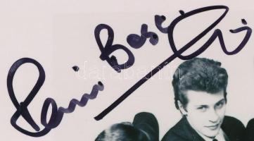 Pete Best - A Beatles eredeti dobosának aláírása Pete Best brit zenész, aki 1960 és 1962 között a Beatles dobosaként játszott, még azelőtt, hogy a zenekar világhírűvé vált volna. Bár a sikert közvetlenül nem élhette meg, neve örökre összefonódott a popzene történetének legnagyobb legendájával. Az aláírt fényképe nem csupán egy zenei relikvia, hanem egy darabja annak a korszaknak, amikor Liverpoolban megszületett a rocktörténelem. A Beatles korai évei - Pete Best volt a zenekar dobosa Hamburgban és Liverpoolban, amikor a Beatles még klubzenekarként építette hírnevét. A Cavern Club hőse - Számtalan fellépésen játszott a legendás Cavern Clubban, ahol a Beatles hangzása és stílusa formálódott. A nagy váltás előtt - 1962-ben, nem sokkal az első lemezszerződés előtt váltották le Ringo Starr-ra, így kimaradt a világsikerből, de történelmi szerepe vitathatatlan. A "mi lett volna, ha" ikonja - Pete Best neve máig szimbóluma annak, hogy a zeneiparban egyetlen döntés örökre megváltoztathatja a sorsot. A saját út - A későbbiekben saját zenekart alapított, és rendszeresen fellépett, miközben méltósággal viselte a Beatles-múlt örökségét.