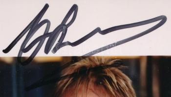 Chris Norman - A Smokie legendás hangjának aláírása Chris Norman brit énekes és dalszerző, aki a Smokie zenekar frontembereként vált világhírűvé a ?70-es években. Rekedtes, érzelmes hangja és slágerei generációk emlékezetébe égtek, különösen a "Living Next Door to Alice" című örökzöld révén. Az aláírt fényképe nem csupán egy zenei relikvia, hanem egy darabja annak a korszaknak, Smokie frontembere - A zenekar legismertebb slágereit ő énekelte: "If You Think You Know How to Love Me", "Lay Back in the Arms of Someone", "Living Next Door to Alice". Szólókarrier sikerekkel - A '80-as évektől önállóan is sikeres lett, különösen a "Midnight Lady" című balladával, amely Európa-szerte listavezető volt. Duett a legendával - Suzi Quatroval közös dala, a "Stumblin? In" máig a romantikus duettek egyik klasszikusa. A hang, amit mindenki felismer - Norman hangja egyedi és azonnal felismerhető, a soft rock egyik védjegyévé vált. Töretlen népszerűség - Bár már évtizedek óta a pályán van, továbbra is aktív, koncertezik, és új dalokat ír - hű maradva ahhoz a stílushoz, amit a rajongók megszerettek.