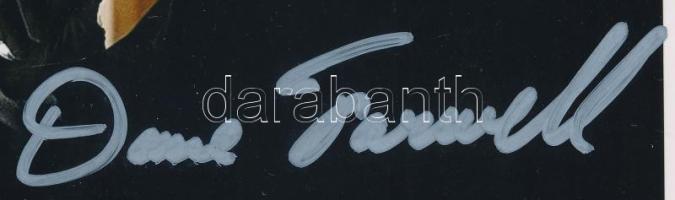 Dane Farwell - A Sikoly-filmek titokzatos sztárja aláírása Dane Farwell amerikai kaszkadőr és színész, aki a Sikoly (Scream) filmsorozatban Ghostface mozgását és jeleneteit alakította több epizódban. Bár arca sosem látszik, jelenléte mégis meghatározó: ő az, aki a maszk mögött életre kelti a horror egyik legismertebb figuráját. Az aláírt fényképe nem csupán egy filmes relikvia, hanem egy darabja annak a világának, ahol a rettegés mozdulatokban is megszületik. Ghostface testet ölt - Farwell kaszkadőrként több Sikoly-filmben is ő viselte a jelmezt, és ő hajtotta végre a karakter ikonikus mozdulatait, üldözéseit és támadásait. A horror árnyéka - Bár neve ritkán kerül reflektorfénybe, a rajongók körében kultikus státuszt élvez, hiszen ő az, aki fizikailag megformálta a franchise rettegett alakját. Hollywood háttérhőse - Számos más filmben is dolgozott kaszkadőrként, ahol biztonságos, mégis látványos akciójeleneteket hozott létre. A mozdulatok mestere - Farwell munkája bizonyítja, hogy egy karakter nemcsak arccal, hanem testtel, mozgással és jelenléttel is emlékezetessé válhat. A Sikoly öröksége - A Ghostface karaktere mára a modern horror szimbóluma lett, és Farwell mozgása nélkül nem lenne ugyanaz a hatása.