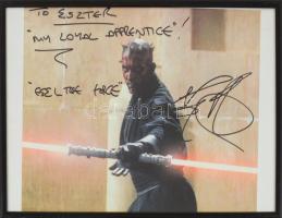 Raymond "Ray" Park (1974-) brit színész, kaszkadőr, harcművész DEDIKÁCIÓJA egy az őt az ikonikus Dart Maulként (Star Wars I. - Baljós Árnyak) ábrázoló képen, üvegezett keretben, 21x30 cm/ Raymond "Ray" Park (1974-) autograph signature of the British actor, martial artist and stuntman on a picture of iconic role of Darth Maul (Star Wars I. - The Phantom Menace), in a glazed frame, 21x30 cm