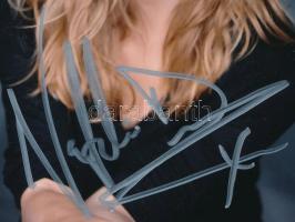 Natalie Dormer - A Trónok harca sztárja aláírása Natalie Dormer brit színésznő, aki a Trónok harca (Game of Thrones) című sorozatban Margaery Tyrell szerepében vált világszerte ismertté. Karaktere okos, bájos és politikailag rendkívül érzékeny - Dormer alakítása révén Margaery a sorozat egyik legemlékezetesebb női figurájává vált. Az aláírt fényképe nem csupán egy fantasy relikvia, hanem egy darabja annak a világnak, amelyben a szépség és a hatalom kéz a kézben jár. Margaery Tyrell - A Tyrell-ház trónra törő hercegnőjeként Dormer karaktere kulcsszerepet játszott a királyi intrikákban, miközben a nézők szívét is meghódította. Tudorok - A Trónok harca előtt már ismertté vált Anne Boleyn szerepében a Tudorok (The Tudors) című történelmi sorozatban. Éhezők viadala - A sci-fi rajongók számára is ismerős lehet, hiszen Cressida szerepében tűnt fel az Éhezők viadala: A kiválasztott filmekben. Színpadi jelenlét - A londoni West End színpadán is bizonyított, Shakespeare-adaptációkban és modern drámákban egyaránt. A karakterek mestere - Dormer híres arról, hogy intelligens, rétegzett női szerepeket választ, amelyekben a szépség mögött mindig ott rejlik a stratégia és az erő.