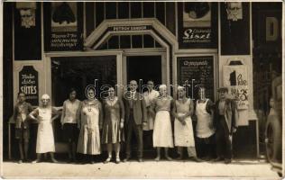 Budapest VII. Petrov Sándor sütőmester üzlete, a ház előtt a család és a személyzet. Dohány utca 57. photo (fa)
