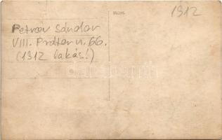 Budapest VII. Petrov Sándor sütőmester üzlete, a ház előtt a család és a személyzet. Dohány utca 57....