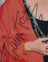 Gemma Jones - A Harry Potter-filmek sztárja aláírása Gemma Jones brit színésznő, aki a Harry Potter-filmekben Madam Pomfrey, a Roxfort iskolai gyógyítója szerepében vált ismertté a világ minden táján. Karaktere bölcs, megértő és határozott ? épp olyan, amilyennek egy varázslóiskola gyógyítóját elképzeljük. Az aláírt fényképe nem csupán egy filmes emléktárgy, hanem egy darabja annak a varázslatos világnak, amely generációk kedvencévé vált. Madam Pomfrey - A Roxfort gyengélkedőjének vezetőjeként több epizódban is kulcsszerepet játszott, különösen a sérült diákok ellátásában és a mágikus balesetek kezelésében. Bridget Jones naplója - A Harry Potteren túl is ismert: ő alakította Bridget édesanyját a népszerű romantikus vígjáték-trilógiában. A korona szolgálatában - Számos történelmi és kosztümös filmben szerepelt, például a Szerelmes Shakespeare és a A korona című sorozatban. Színpadi gyökerek - A Royal Shakespeare Company tagjaként klasszikus szerepekben is bizonyított, különösen Shakespeare nőalakjainak megformálásában. A brit színjátszás nagyasszonya - Több évtizedes pályafutása során mindig eleganciát, mélységet és hitelességet vitt a szerepeibe - legyen szó varázslatról vagy valóságról.