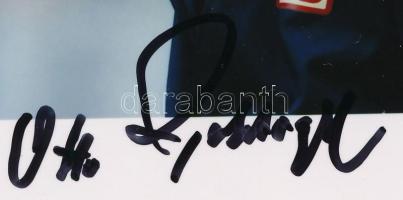 Otto Rehhagel - Az Európa-bajnok edző aláírása Otto Rehhagel német labdarúgóedző, aki 2004-ben a görög válogatottal történelmet írt: az esélytelennek tartott csapatot Európa-bajnoki címhez vezette. Ez az egyik legnagyobb meglepetés a futballtörténelemben, és Rehhagel nevét örökre beírta a sport legendás alakjai közé. Az aláírt fényképe nem csupán egy sportrelikvia, hanem egy darabja annak a pillanatnak, amikor a taktika, a hit és a csapatmunka diadalmaskodott. Király Otto - Görögországban nemzeti hősként tisztelik, a 2004-es győzelem után a ?Király Otto? becenevet kapta. Bundesliga-legenda - Edzőként több mint 1000 Bundesliga-mérkőzésen ült a kispadon, és háromszor vezette bajnoki címre csapatát (Werder Bremen, 1. FC Kaiserslautern). Kaiserslautern csodája - 1998-ban újoncként bajnoki címet szerzett a Kaiserslauternnel, ami példátlan bravúr a német futballban. A fegyelem mestere - Rehhagel híres volt arról, hogy vasfegyelmet tartott, miközben játékosai maximális bizalommal követték utasításait. Európa ikonja - A görög siker után nemzetközi elismerést kapott, és számos szakmai díjjal jutalmazták pályafutása során.