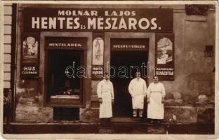 Budapest VIII. Molnár Lajos hentes és mészáros üzlete, előtte a személyzet, hátoldalán Herz H. fényképészet reklámja. Tömő utca 42. photo (r)