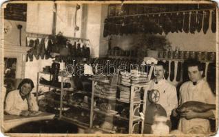 Budapest II. (?), hentes üzlet személyzettel, húspult, belső. Kiss Jolán photo (szakadások / tears)