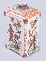Delft chinosierie teafüves doboz virágos ágon ülő madár és mellette álló alakok ábrázolásával. 19. sz., festett porcelán, jelzett, fedő nélkül, kis felületi sérüléssel, 7x5,5x12 cm