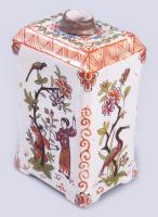 Delft chinosierie teafüves doboz virágos ágon ülő madár és mellette álló alakok ábrázolásával. 19. s...