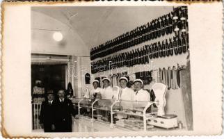 Debrecen (?), hentes üzlet személyzettel, húspult, belső. Műszak photo (b)
