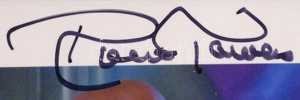 Robert Towers - A Star Trek sztárjának aláírása Robert Towers amerikai színész, aki a Star Trek: Az új nemzedék című sorozatban nyújtott alakításával vált ismertté a sci-fi rajongók körében. Karakterformáló tehetsége, sokoldalúsága és különleges megjelenése révén számos produkcióban tűnt fel, gyakran emlékezetes mellékszerepekben. Az aláírt fényképe nem csupán egy relikvia, hanem egy darabja annak a világnak, amelyben a háttérszereplők is legendává válhatnak. Star Trek: Az új nemzedék - A kultikus sci-fi sorozatban való szereplése révén örökre beírta nevét a rajongók emlékezetébe. Snoopy hangja - A Jó ember vagy, Charlie Brown című animációs produkcióban ő kölcsönözte Snoopy beszéd- és énekhangját, ezzel örömet szerezve gyerekeknek és felnőtteknek egyaránt. Felrobban a banda - Az Egyesült Államokban nagy sikerrel futó Felrobban a banda (It's Always Sunny in Philadelphia) című sorozatban Busterként tűnt fel, a kokainfüggő zsokéként. Benjamin Button különös esete - A 2008-as filmben ő alakította a fiatal Benjamin beszélő és éneklő változatát, különleges jelenléttel gazdagítva a történetet. Színpadi gyökerek - Több alkalommal fellépett az Oregon Shakespeare Fesztiválon, ahol klasszikus szerepekben mutatta meg színészi sokoldalúságát.