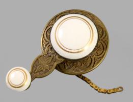 Viktoriánus angol cselédhívó csengő. Bronz, fém, porcelán, 14x9 cm, kissé korrodált. A kar elfordításával lehetett megszólaltatni az ajtó vagy fal túloldalán hozzá rögzített csengőt.
