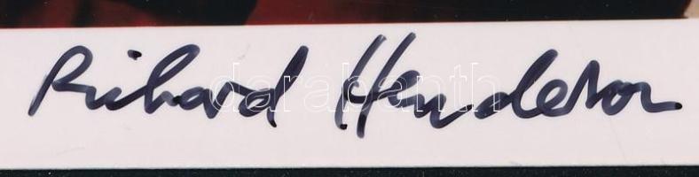 Richard Henderson - Nobel-díjas tudós, aki láthatóvá tette a láthatatlant aláírása Richard Henderson skót biofizikus, aki 2017-ben megosztott kémiai Nobel-díjat kapott azért a technológiáért, amely lehetővé tette, hogy a tudósok nagy felbontásban lássák az élő sejtekben működő fehérjéket. Ez az áttörés nemcsak a kutatók számára fontos: az orvostudomány, a gyógyszerfejlesztés és a biológia alapjai váltak pontosabban érthetővé általa. Az aláírt fényképe nem csupán egy tudományos emléktárgy, hanem egy darabja annak a történetnek, amelyben a mikroszkopikus világ feltárul az emberi szem előtt.  Nobel-díjas áttörés - A krio-elektronmikroszkópia nevű képalkotó technika révén a tudósok először láthatták részletesen, hogyan néznek ki a sejtekben működő fehérjék, anélkül hogy károsítanák őket. A bakteriorodopszin vizsgálata - Henderson már a 70-es években azon dolgozott, hogy egyetlen fehérje szerkezetét képes legyen leképezni, ami akkoriban szinte lehetetlennek tűnt. A Cambridge-i kutató - Évtizedeken át dolgozott a brit Medical Research Council laboratóriumában, ahol munkája nemzetközi elismerést hozott számára. A technológia úttörője - Nemcsak kutatott, hanem fejlesztette is azokat az eszközöket és módszereket, amelyek ma már világszerte segítik a tudósokat. A tudomány közérthetővé tétele  Henderson mindig fontosnak tartotta, hogy a laikusok is megértsék: a molekulák világának feltérképezése segít a betegségek leküzdésében és az élet működésének megértésében.