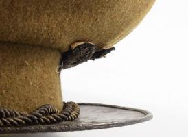 M. Kir. Honvéd Légierő, repülőtiszti tányérsapka, kissé megviselt állapotban, egy hiányzó gombbal, b...