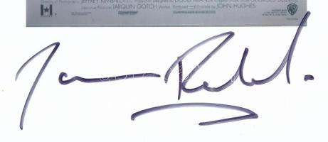 James Belushi - A sokoldalú színész és zenész aláírása James Belushi amerikai színész, komikus és zenész, aki testvére, John Belushi örökségét méltó módon vitte tovább, miközben saját, önálló karriert épített. A televízióban, filmekben és a zenei színpadon egyaránt otthonosan mozgó művész humorával, karakterformálásával és blues iránti szenvedélyével vált ismertté. Az aláírt fényképe nem csupán egy emléktárgy, hanem egy darabja annak a történetnek, amelyben a Belushi név tovább él a szórakoztatóiparban. Jim szerint a világ - A Kerge város (According to Jim) című vígjátéksorozatban nyolc évadon át alakította a szerethető, kissé lusta családapát, ezzel milliók kedvencévé vált. Vörös zsaru és Kutyám, Jerry Lee - Olyan filmekben tűnt fel, mint a Vörös zsaru Arnold Schwarzenegger oldalán, vagy a Kutyám, Jerry Lee (K-9), ahol egy rendőrkutyával alkotott emlékezetes párost. Óriáskerék - Woody Allen 2017-es filmjében, az Óriáskerékben (Wonder Wheel) drámai szerepben mutatta meg sokoldalúságát, Kate Winslet partnereként. A blues megszállottja - Aktív tagja a The Blues Brothers zenekarnak, amelyet testvére örökségeként visz tovább, és rendszeresen fellép bluesfesztiválokon. Chicagói gyökerek - Belushi büszke albán származására és chicagói kötődésére, amely gyakran visszaköszön karaktereiben is.