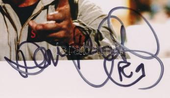 Dan Aykroyd - A modern vígjáték egyik úttörője aláírása Dan Aykroyd kanadai színész, komikus és forgatókönyvíró, aki a televízió és a film világában egyaránt maradandót alkotott. Karakterei, humora és kreatív ötletei révén a vígjáték műfajának meghatározó alakjává vált. Az aláírt fényképe nem csupán egy emléktárgy, hanem egy darabja annak a korszaknak, amelyben a komédia új lendületet kapott. A Saturday Night Live alapembere - Az SNL eredeti szereplőgárdájának tagjaként ikonikus figurákat teremtett, és meghatározta a műsor korai stílusát. Szellemirtók - Aykroyd társszerzője és főszereplője volt a Szellemirtók (1984) című kultikus filmnek, amely máig a popkultúra egyik sarokköve. Blues Brothers - John Belushival közösen hozta létre a Blues Brothers duót, amely filmként és zenekarként is világsikert aratott. A paranormális jelenségek kutatója - Régóta érdeklődik a szellemek, UFO-k és más megmagyarázhatatlan jelenségek iránt; ez az érdeklődés inspirálta a Szellemirtók történetét is. Crystal Head Vodka - Saját vodkamárkáját, a Crystal Headet a spiritualitás és a tisztaság jegyében alkotta meg, különleges dizájnja világszerte ismertté vált.