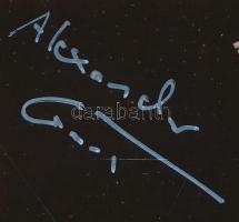 Alexander Gerst - Az európai űrkutatás arca aláírása Alexander Gerst német geofizikus és űrhajós, az Európai Űrügynökség (ESA) egyik legismertebb alakja. Tudományos munkája, két űrmissziója és inspiráló kommunikációja révén a világűr felfedezésének szimbólumává vált. Az aláírt fényképe nem csupán egy emléktárgy, hanem egy darabja annak a történetnek, amely az emberiség határait feszegeti. A "Kék Pötty" küldetés - 2014-ben hat hónapot töltött a Nemzetközi Űrállomáson a Blue Dot misszió keretében, ahol fedélzeti mérnökként dolgozott. Parancsnoki tisztség - 2018-ban a Horizons küldetés során az ISS parancsnokaként szolgált, ezzel ő lett az első német, aki betölthette ezt a szerepet. A vulkánok nyomában - Geofizikusként a vulkánkitörések dinamikáját kutatta, és számos terepi vizsgálatot végzett, többek között az Antarktiszon. Tudományos elismerések - Kutatásait rangos szakfolyóiratokban publikálták, és több díjjal is jutalmazták, köztük a Bernd Rendel-díjjal. A Föld látképe fentről - Küldetései során lenyűgöző felvételeket készített bolygónkról, amelyek emlékeztetnek bennünket a Föld szépségére és törékenységére.